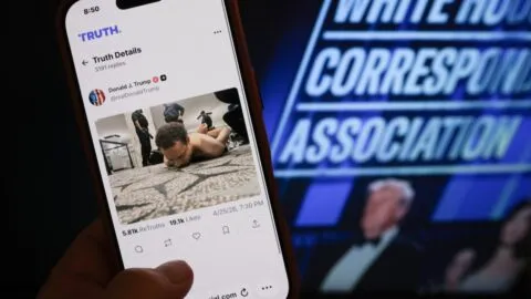 Los videos del caos en la cena de corresponsales de la Casa Blanca a la que asistió Donald Trump