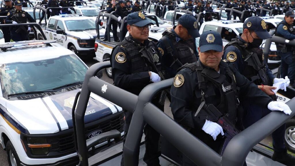 Policía cae de patrulla en GAM durante operativo por homicidio; SSC detiene a siete personas con droga y arma.