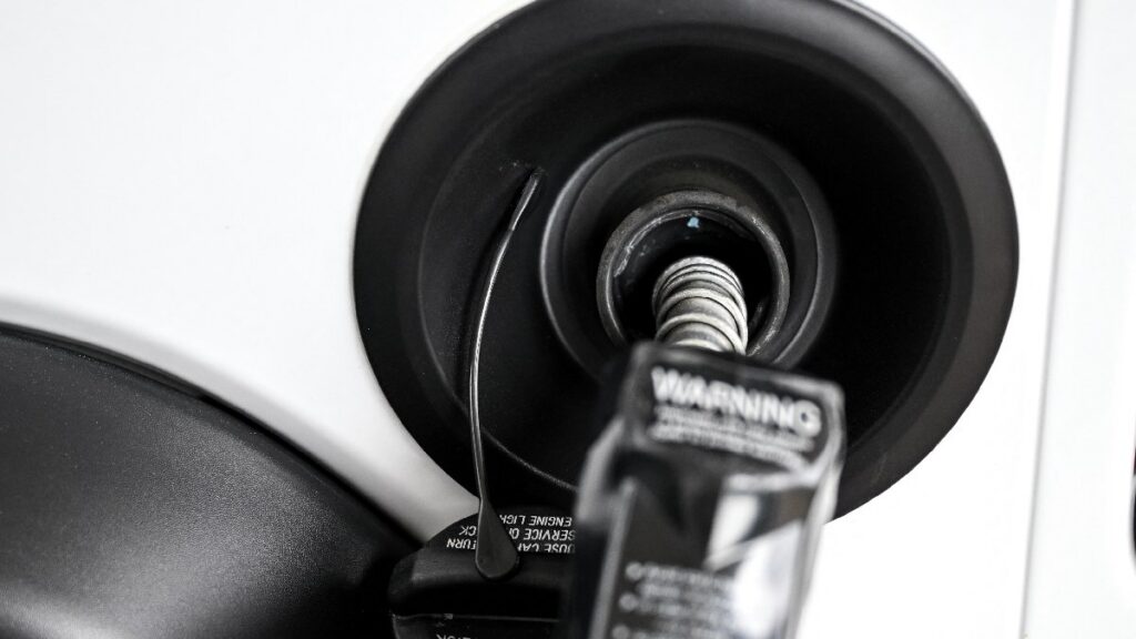 Precio del petróleo sube tras largo bloqueo y salida de Emiratos Árabes de la OPEP