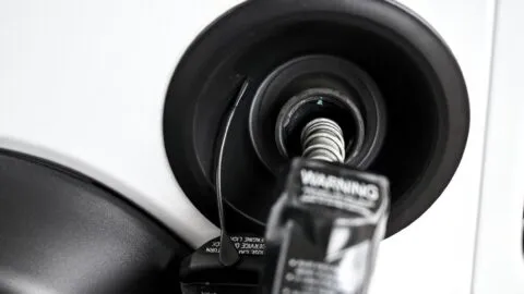 Precio del petróleo sube tras largo bloqueo y salida de Emiratos Árabes de la OPEP