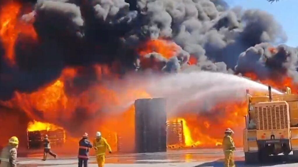 Fuerte incendio en vidriera de SLP. Foto: Omar Hernández