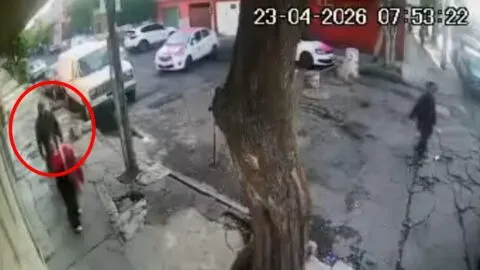 ¡A plena luz del día! Acosan a mujer rumbo al Metro Pantitlán