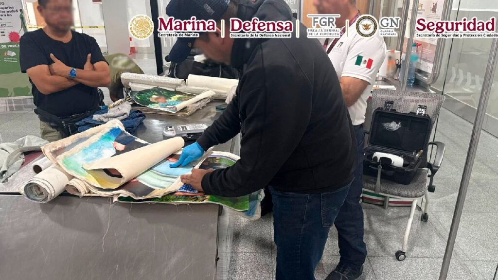 Capturan en el AICM a pasajero con “lienzos con cocaína”. Foto: SEMAR