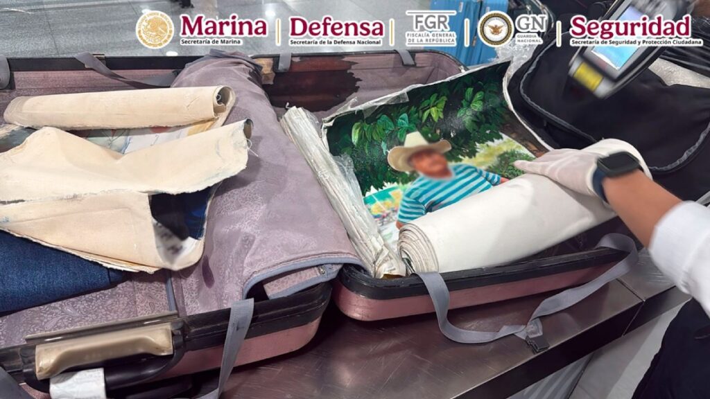 Capturan en el AICM a pasajero con “lienzos con cocaína”. Foto: SEMAR
