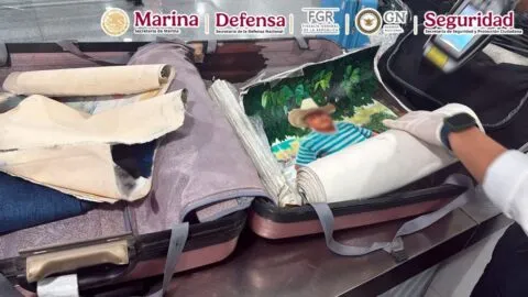 Detienen a extranjero en AICM por transportar "lienzos con cocaína"
