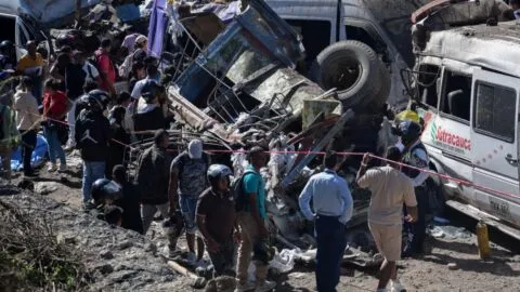 Suman 20 fallecidos por atentado con bomba en Colombia