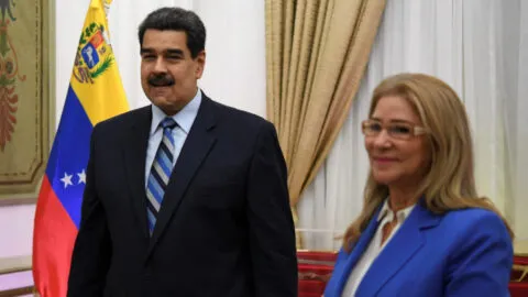 EE. UU. da luz verde a Venezuela para pagar defensa de Maduro y Flores