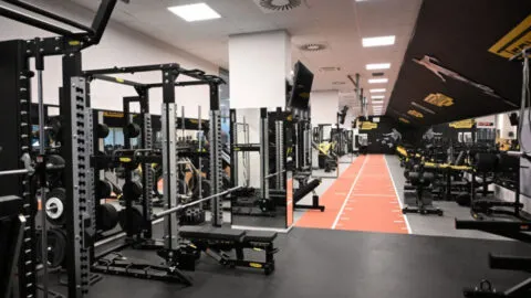 Mujer provoca caída de barra en la cabeza de un hombre en gimnasio