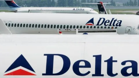 Parto en el aire: pasajera da a luz minutos antes de aterrizar