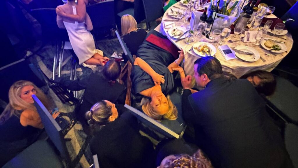 Caos en cena donde estaba Trump