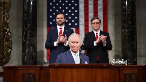 Congreso de EE. UU. ovaciona al rey Carlos tras discurso sobre controles al Ejecutivo