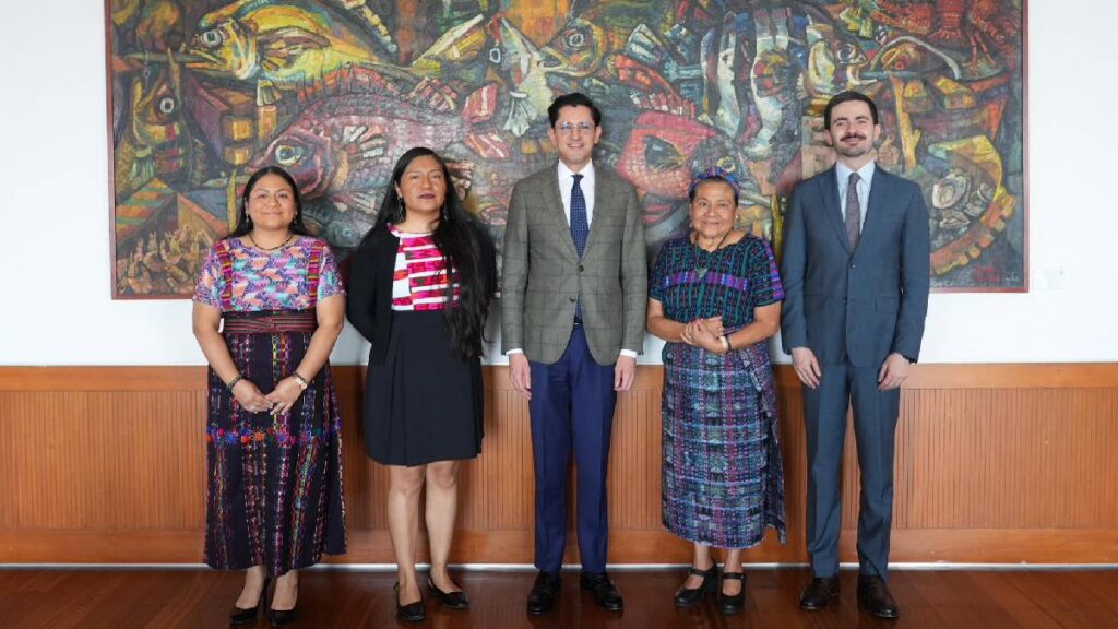 SRE nombra a Rigoberta Menchú consejera para impulsar derechos de mujeres y pueblos indígenas en la política exterior de México.