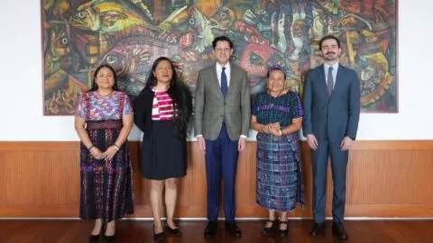Nombran a Rigoberta Menchú como consejera en política exterior de México