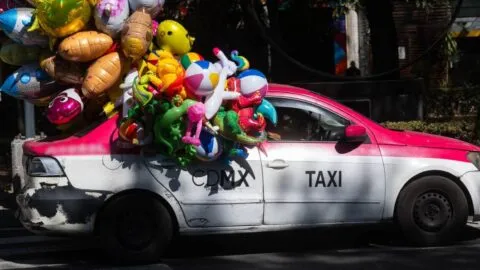 Graban a taxista de la CDMX agrediendo a una mujer en Tecámac