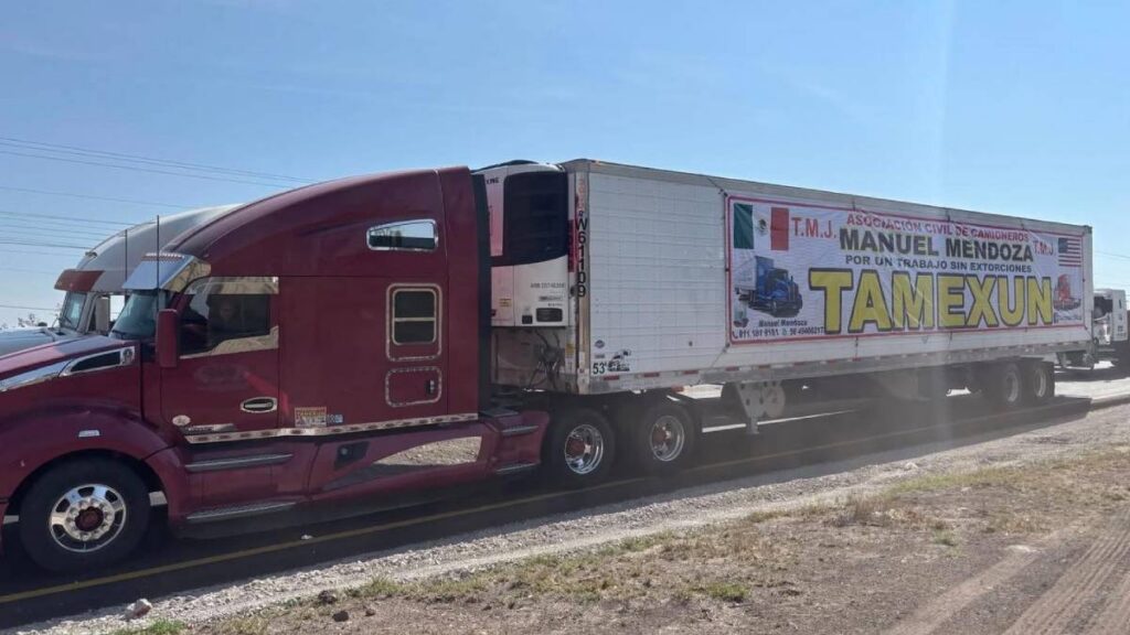 Transportistas bloquean la carretera 57 en Querétaro.