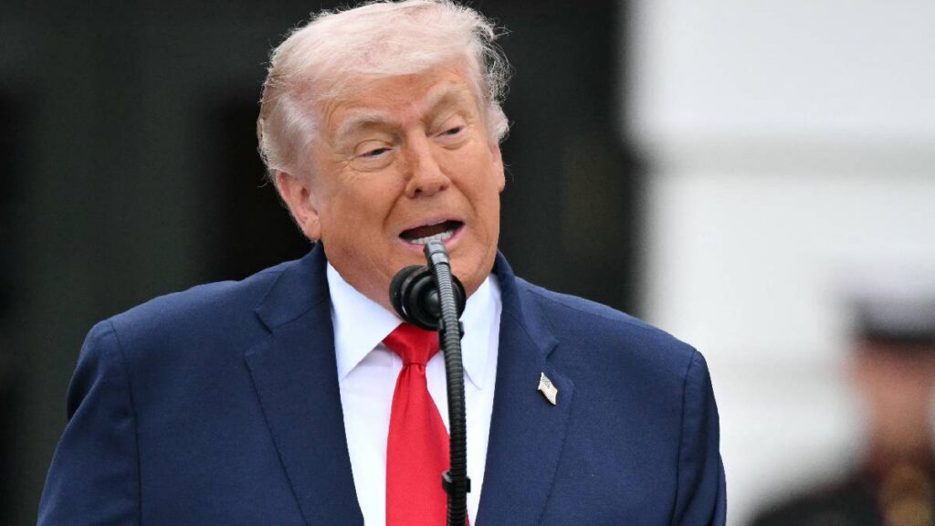 Trump será incluido en pasaportes de EU por aniversario 250; será una edición limitada emitida en Washington.