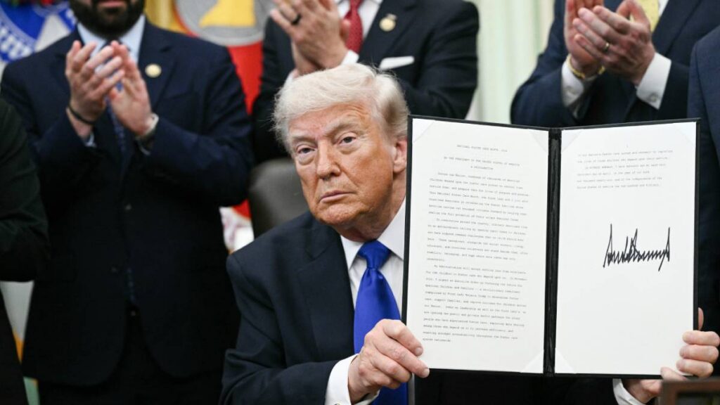 Trump firma orden para crear TrumpIRA.gov y ampliar el acceso al ahorro para retiro con apoyo federal de hasta mil dólares.
