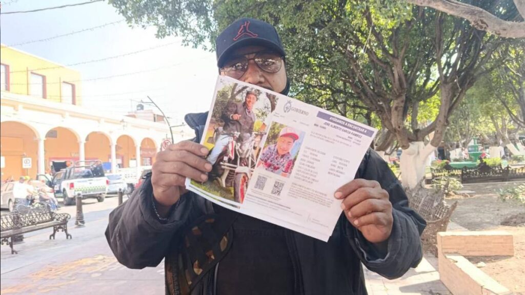 Padre busca a su hijo desaparecido.
