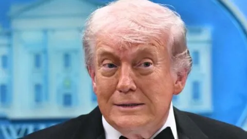 Violencia política siempre hubo, pero ahora es más peligrosa, asegura Trump tras tiroteo en cena oficial