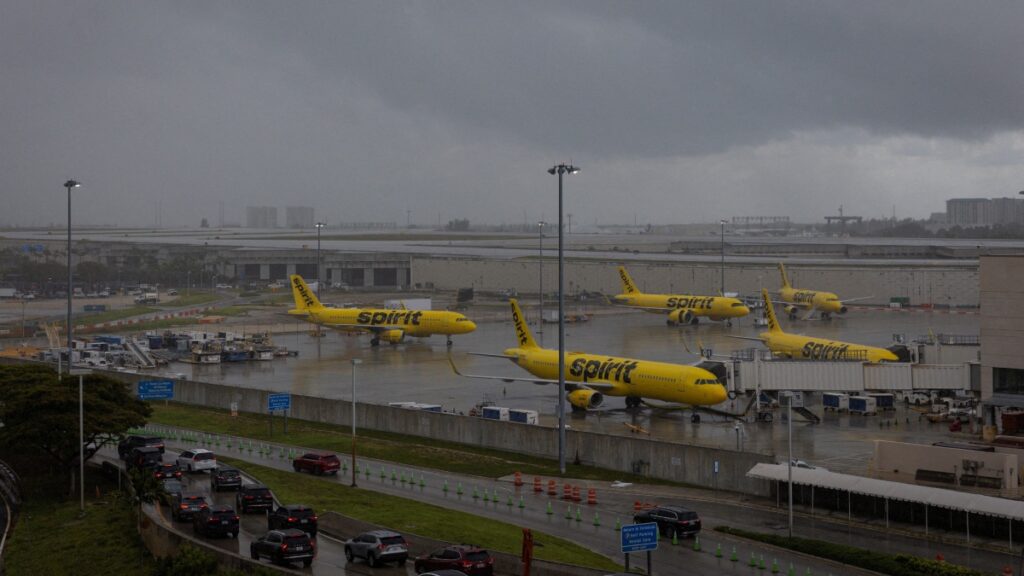 Aerolínea estadounidense de bajo costo, Spirit Airlines, no la libra, anuncia el cierre de operaciones