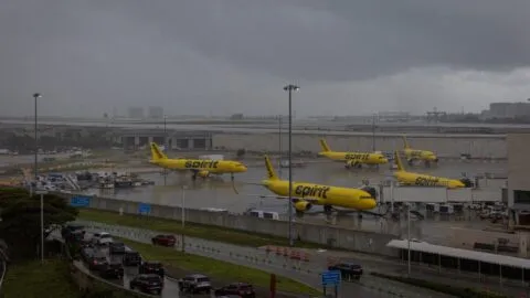 Aerolínea estadounidense de bajo costo, Spirit Airlines, no la libra, anuncia el cierre de operaciones