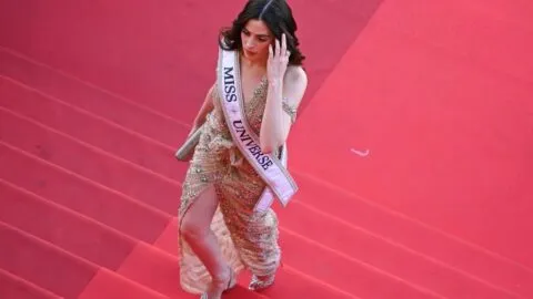 Fátima Bosch llega con un vestido dorado al Festival de Cannes 2026