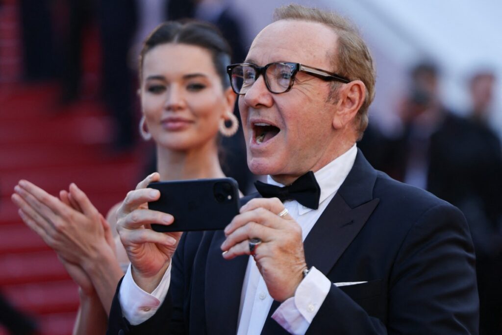 Kevin Spacey lució feliz en la alfombra roja de Cannes 2026