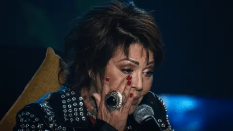 Alejandra Guzmán se quiebra al cantar "Los que nos quedamos", canción dedicada a Silvia Pinal