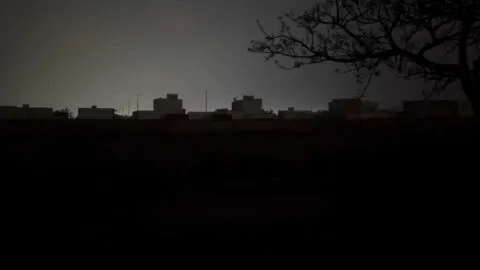 Sobrecarga provoca apagones en Coatzacoalcos; miles se quedan sin luz