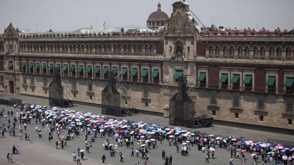 ARMY de BTS afuera de Palacio Nacional