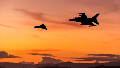 EE.UU. ataca a Irán; le derriba cuatro drones y bombardea una instalación