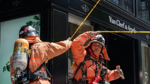 Ataque con aerosol deja 20 heridos en complejo comercial en el centro de Tokio