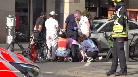 Vehículo atropella a varias personas en Alemania; hay 2 muertos y varios heridos