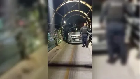 ¡Insólito! Conductor termina sobre puente de la ciclovía en CDMX