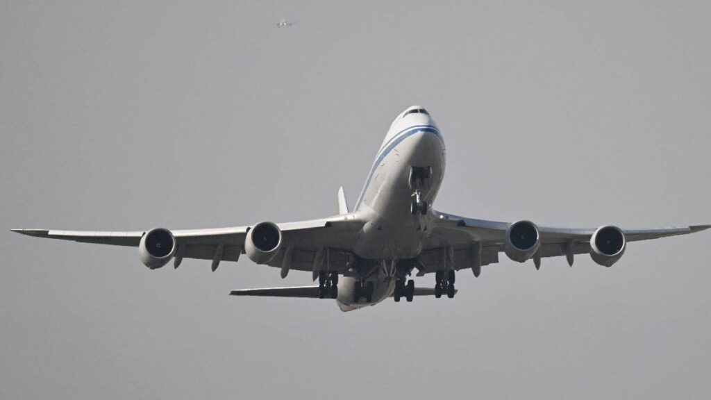 Un avión de Frontier atropelló a un peatón en la pista del aeropuerto de Denver; la FAA y la NTSB investigan el caso.