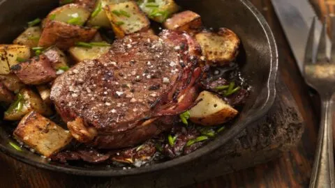 Así se hace el bistec en chile pasilla con papas: receta paso a paso