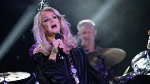 Bonnie Tyler es inducida a coma tras cirugía de emergencia; esto se sabe sobre su estado de salud
