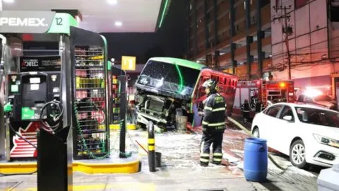 Camión sin frenos choca con 12 autos y una gasolinera en la Álvaro Obregón, deja al menos 8 lesionados