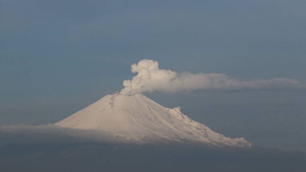 captan-impresionante-estrella-fugaz-cerca-del-volcan-popocatepetl