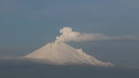 Captan impresionante estrella fugaz cerca del volcán Popocatépetl