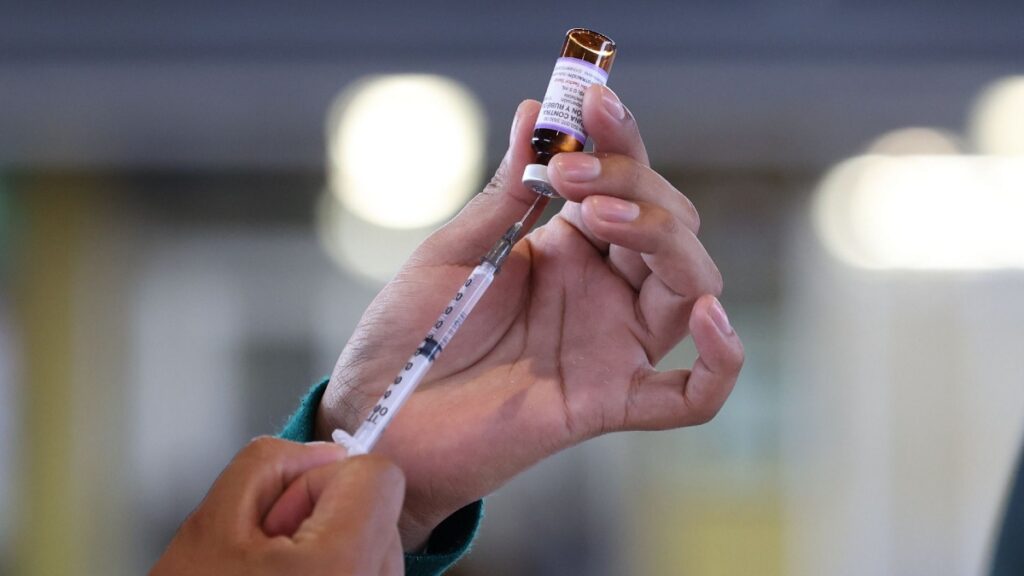 CDMX alista protocolo por sarampión y ébola por Mundial 2026: vacunará en aeropuertos