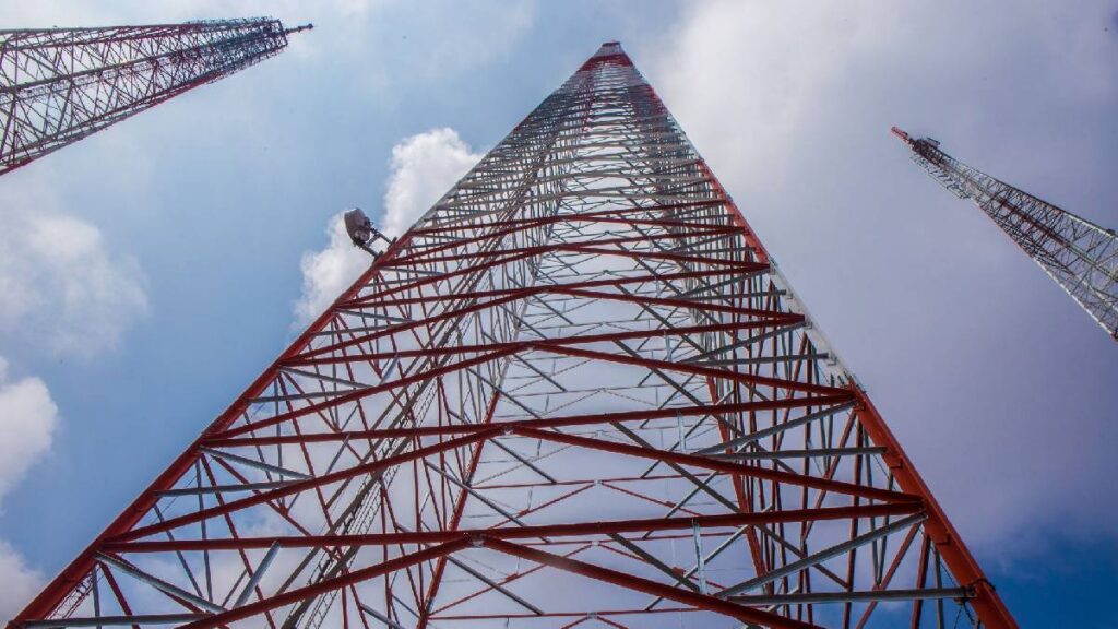 cae-antena-de-30-metros-en-gam-cdmx-evacuan-viviendas-tras-danos-en-inmuebles