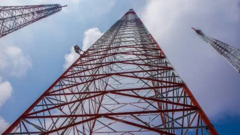 Se desploma antena de 30 metros en Guadalupe Tepeyac, GAM; no hay lesionados