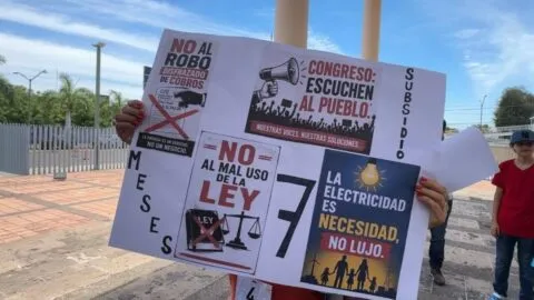 Vecinos de Culiacán protestan en el Congreso por recibos “impagables” de la CFE
