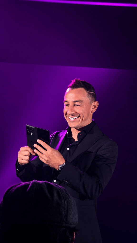 Andrés Guardado recibe un celular de Motorola de regalo