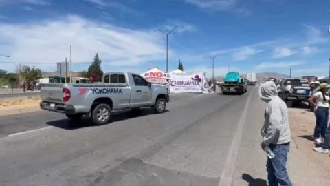 Bloqueos parciales en la carretera Delicias-Chihuahua por llegada de autobuses a marcha de Morena