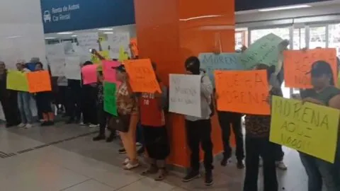 Reciben con protestas a Andy López Beltrán y Ariadna Montiel en Chihuahua
