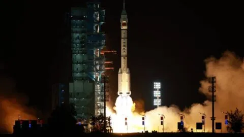 China lanza misión Shenzhou-23 con astronauta que permanecerá un año en el espacio rumbo a la Luna