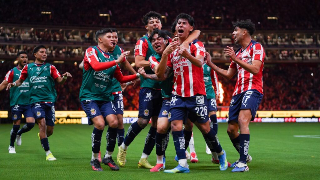 ¡Remontada! Chivas hace el milagro y elimina a Tigres para estar en semifinales
