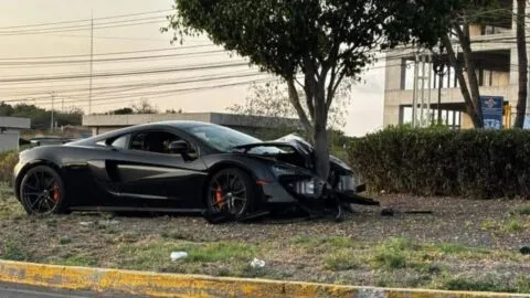Chocan auto de lujo y lo dejan abandonado en Querétaro